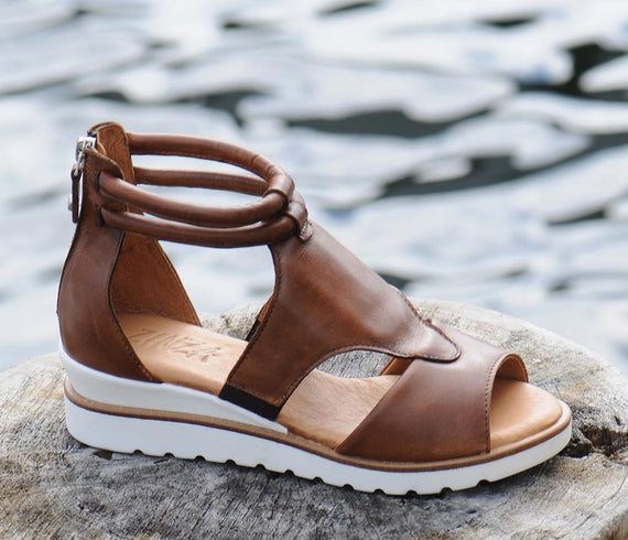 Tøff sandal i skinn fra Loue. Sandalen har glidelås bak til inngang.