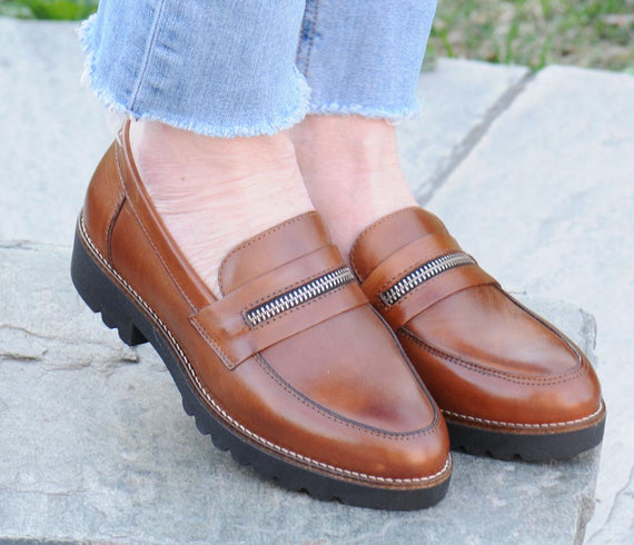 Zinza - Loafer med de små detaljene i cognac skinn.