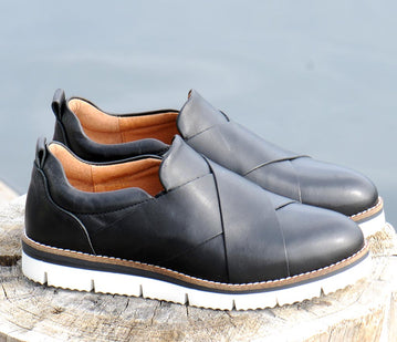 Zinza - Moderne sko med kryssrem i sort skinn