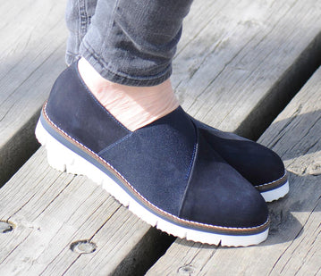 Zinza - sko med kryss strikk i navy nubuk skinn