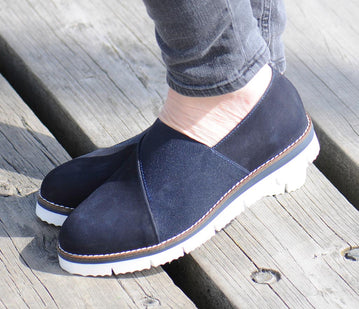 Zinza - sko med kryss strikk i navy nubuk skinn