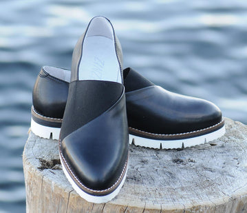 Zinza -  sko med kryss strikk i sort skinn