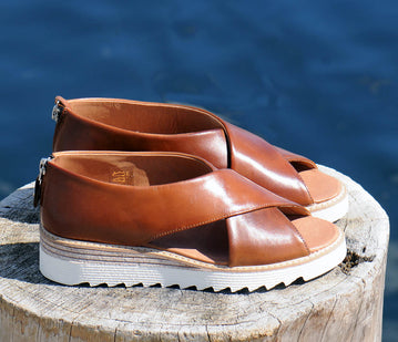 Zinza - Sandal med glidelås bak i cognac skinn