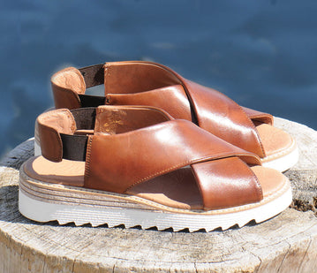 Zinza - Sandal med strikk på siden i cognac skinn