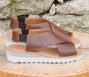 Zinza - Sandal med strikk på siden i cognac skinn