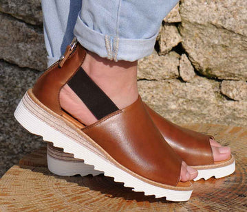 Zinza - Sandal med glidelås bak og strikk på siden i cognac skinn