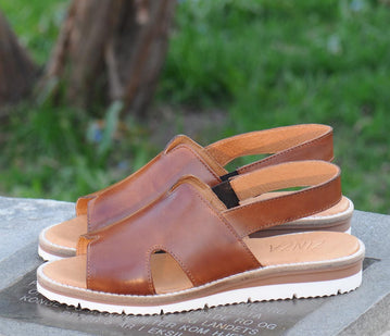 Zinza - Sandal med rem bak i cognac skinn