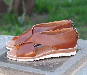 Zinza - Sandal med kryss rem og glidelås bak i cognac skinn