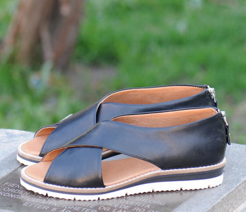 Zinza - Sandal med kryss rem og glidelås bak i sort skinn
