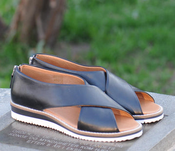 Zinza - Sandal med kryss rem og glidelås bak i sort skinn