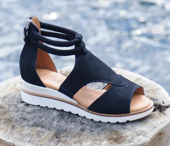 Tøff sandal i skinn fra Zinza. Sandalen har glidelås bak til inngang. NB! Modellen er stor i størrelsen