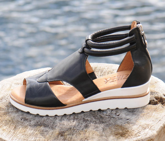 Tøff sandal i skinn fra Zinza. Sandalen har glidelås bak til inngang. NB! Modellen er stor i størrelsen