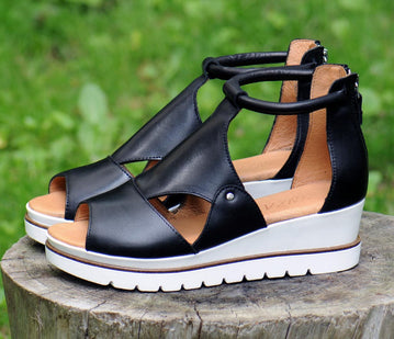 Tøff sandal i skinn fra Loue. Sandalen har glidelås bak til inngang.