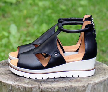 Tøff sandal i skinn fra Loue. Sandalen har glidelås bak til inngang.