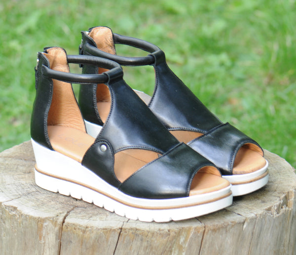 Tøff sandal i skinn fra Loue. Sandalen har glidelås bak til inngang.